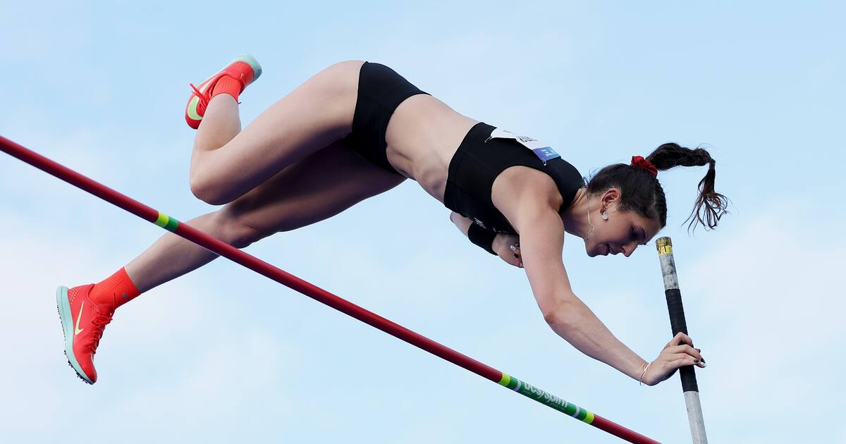 Eliza McCartney won Commonwealth Games pole vault gold in Glasgow, with Imogen Ayris taking bronze.